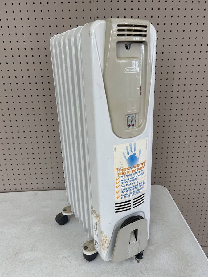 DeLonghi Oil Filled Radiator Space Heater w Adjustable Thermostat